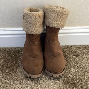 Stylish Tan Shearling Boots